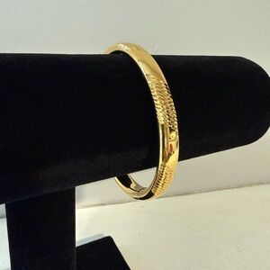✨14K Gold Hinged Bangle Bracelet - Textured Detail✨